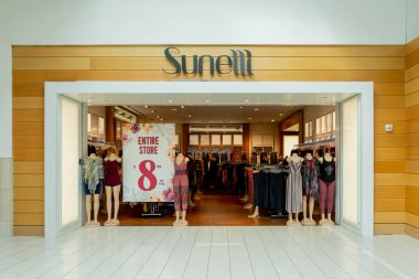 Orlando, Florida, ABD - 27 Ocak 2022: Sunelli mağazası Orlando, Florida, ABD 'de bir alışveriş merkezinde. Sunelli bir kadın giyim mağazası..