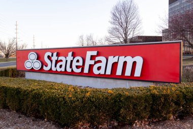 Bloomington, Illinois, ABD - 26 Mart 2022: Bloomington, Illinois, ABD 'de State Farm tabelası. Devlet Çiftlik Sigortası büyük bir sigorta şirketidir..