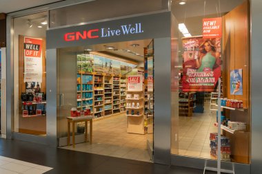 Houston, Teksas, ABD - 25 Şubat 2022: Bir alışveriş merkezinde GNC mağazası. GNC (Genel Beslenme Merkezleri), ABD 'li sağlık ve beslenme ürünleri üzerine uzmanlaşmış bir şirkettir.