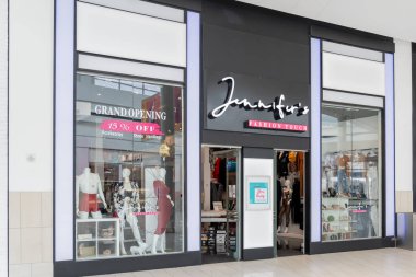 Orlando, Florida, ABD - 27 Ocak 2022: Jennifer Fashion Touch, Orlando, Florida, ABD 'de bir alışveriş merkezinde. Jennifer moda dokunuşu bir giyim mağazası.