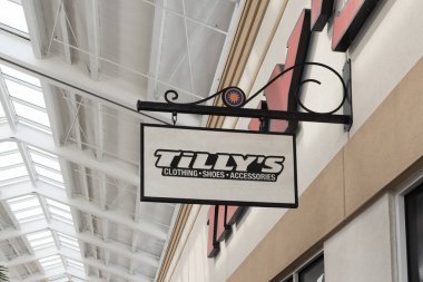 Orlando, Florida, ABD - 21 Ocak 2022: Tillys mağaza tabelası Orlando, Florida, ABD 'de görüldü. Tillys bir Amerikan perakende giyim şirketi. Sadece editör kullanımı.