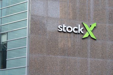 Detroit, Michigan, ABD - 26 Aralık 2021: Detroit, Michigan, ABD 'deki merkez binasında StockX tabelası. StockX spor ayakkabıları için çevrimiçi bir pazardır..