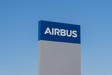 Mobile, Alabama, ABD - 11 Şubat 2022: Arka planda mavi gökyüzü olan Airbus tabelasını kapatın. Airbus SE, Avrupa 'nın çok uluslu havacılık şirketidir..