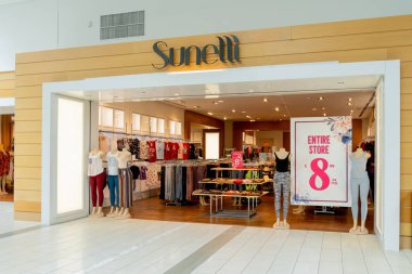 Orlando, Florida, ABD - 27 Ocak 2022: Sunelli mağazası Orlando, Florida, ABD 'de bir alışveriş merkezinde. Sunelli bir kadın giyim mağazası..