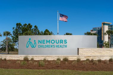 Orlando, Florida, ABD - 29 Ocak 2022: Orlando, Florida, ABD 'deki Nemours Çocuk Sağlığı Tabelaları. Nemours Çocuk Sağlığı pediatrik araştırma ve klinik denemelerdir.