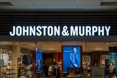Houston, Teksas, ABD - 25 Şubat 2022 Johnston ve Murphy ayakkabı mağazası bir alışveriş merkezinde. Johnston ve Murphy bir Amerikan ayakkabı ve giyim firması..