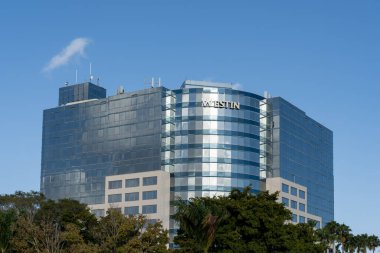 Fort Lauderdale, Florida, ABD - 2 Şubat 2022: Westin Hotel Fort Lauderdale, Florida, ABD. Westin Otelleri ve Resorts, Marriott International 'ın sahibi olduğu lüks bir Amerikan otel zinciri..