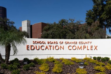 Orlando, Florida, ABD - 20 Ocak 2022: Orlando, Florida, ABD 'deki Orange County Eğitim Kompleksi Okul Kurulu.