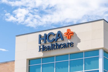 Pearland, Teksas, ABD - 19 Şubat 2022: Pearland, Teksas, ABD 'deki binanın HCA Sağlık Hizmetleri tabelaları. HCA Sağlık Hizmetleri bir sağlık hizmeti sağlayıcısıdır..