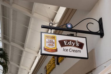 Orlando, Florida, ABD - 21 Ocak 2022: Nestle Toll House ve Edy 's Dondurma dükkanı tabelası Orlando, Florida, ABD' de görüldü..