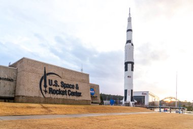 Huntsville, Alabama, ABD - 29 Aralık 2021: ABD 'nin Huntsville, Alabama, ABD' deki ABD Uzay ve Roket Merkezi 'nin dış görünümü.