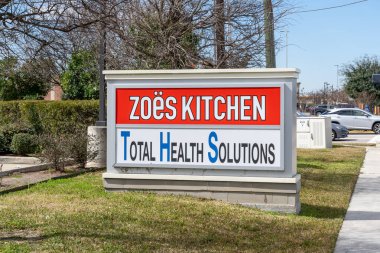 Pearland, Teksas, ABD - 19 Şubat 2022: Pearland, Teksas, ABD 'de bir Zos Kitchen restoranı tabelâsı. Zos Kitchen bir Amerikan restoran zinciri..