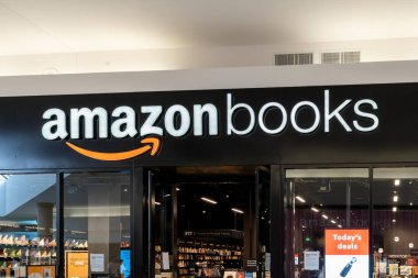 Houston, Teksas, ABD - 3 Mart 2022: 3 Mart 2022 'de Houston, Teksas, ABD' de bir alışveriş merkezinde bir Amazon Kitapçısı gösterildi..