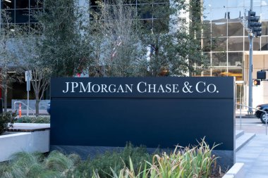 Houston, Teksas, ABD - 27 Şubat 2022: Houston 'daki JPMorgan Chase Co.un ofis binasının girişi. JPMorgan Chase Co., ABD 'li çok uluslu yatırım bankası.
