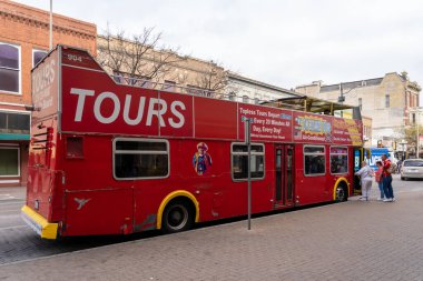 San Antonio 'ya bir şehir turu. San Antonio şehir merkezindeki Hop-On-Off Otobüs Turu.