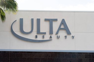 Orlando, Fl, ABD - 5 Ocak 2022: Ulta Güzellik Mağazası tabelasını kapatın. Ulta Beauty Amerika 'nın en büyük güzellik perakendecisi ve başbakanıdır..