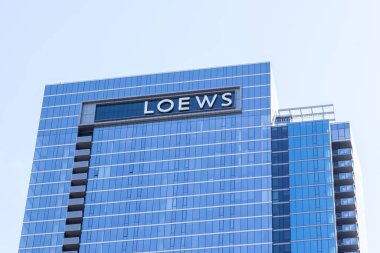 Chicago, Illinois, ABD - 28 Mart 2022: Chicago, Illinois 'de bir Loews Oteli. Loews Otelleri bir Amerikan lüks konukseverlik şirketidir..