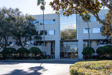 Mary Gölü, Fl, ABD - 17 Ocak 2022: ABD 'nin Fl Gölü' ndeki Jeunesse Global Kurumsal Ofis Merkezi 'ne giriş. Jeunesse Global önde gelen bir pazarlama şirketidir..