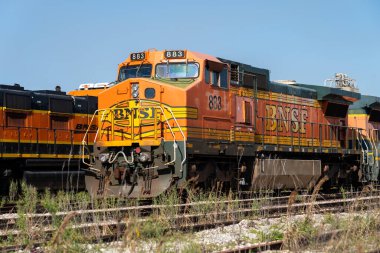 Galveston, Teksas, ABD - 12 Mart 2022 'de Galveston, Teksas, ABD' deki bir demiryolunda birçok lokomotif depolandı. Çayıra konan lokomotifler daha yeni motorlarla değiştiriliyor..