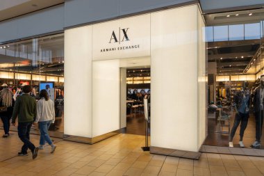 Houston, Teksas, ABD - 25 Şubat 2022 Bir alışveriş merkezinde Armani Exchange mağazası. Armani Exchange, İtalyan lüks moda evi Armani 'nin alt markası..