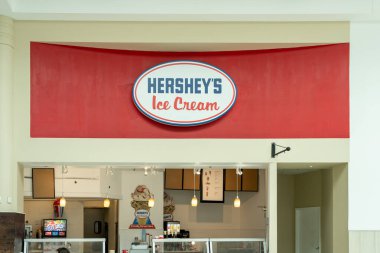 Orlando, Florida, ABD - 27 Ocak 2022: Hershey 's Ice Cream, Orlando, Florida' daki bir alışveriş merkezinde dondurma, şerbet, donmuş yoğurt üreten bir Amerikan manavında.