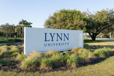 Boca Raton, Florida, ABD - 2 Ocak 2022: Lynn Üniversitesi tabelası Fort Lauderdale, Florida, ABD 'deki kampüsünde görüldü. Lynn Üniversitesi özel bir üniversitedir..