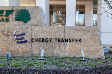 Dallas, TX, ABD - 20 Mart 2022: Dallas, TX, ABD 'deki genel merkezinde Enerji Transferi için yakın çekim işareti. Enerji Transfer LP, doğalgaz ve propan boru hattı taşımacılığı ile uğraşan bir şirket..