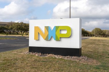 Austin, Teksas, ABD - 17 Mart 2022: Austin, Teksas, ABD 'deki imalat tesisinde NXP tabelasının kapatılması. NXP Semiconductors N.V. (NXP) Hollandalı yarı iletken tasarımcı ve üretici..