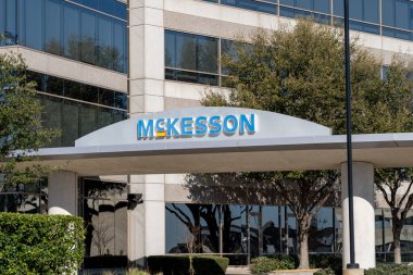 Irving, TX, ABD - 20 Mart 2022: McKesson merkezi Irving, TX, ABD. McKesson, sağlık hizmetleri, tıbbi malzemeler ve ilaç dağıtan bir Amerikan şirketidir.