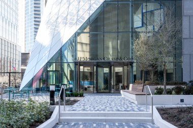 Houston, Teksas, ABD - 27 Şubat 2022: Houston 'daki JPMorgan Chase Co.un ofis binasının girişi. JPMorgan Chase Co., ABD 'li çok uluslu yatırım bankası.