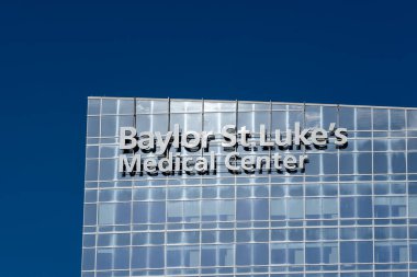 Houston, Teksas, ABD - 15 Şubat 2022: Houston 'daki binada Baylor St. Luke Tıp Merkezi' nin (BSLMC) imzası. BSLMC Baylor Tıp Koleji 'nin özel eğitim hastanesidir..