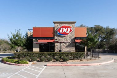 Pearland, TX, ABD - 10 Şubat 2022: Pearland, TX, ABD 'de bir Dairy Queen mağazası. Süt Kraliçesi bir Amerikan dondurma ve fast-food restoranları zinciri..