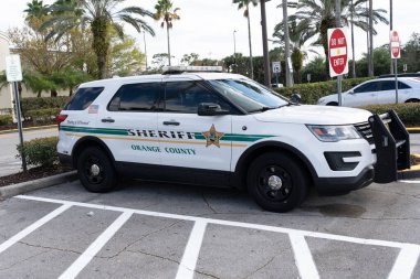 Orlando, Florida, ABD - 20 Ocak 2022: Orange County Şerif Bürosu (OCSO) polis arabası Orlando, Florida, ABD 'de park halinde..