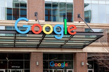 Chicago, Illinois, ABD - 29 Mart 2022: Binadaki Google Cloud logosunun kapatılması. Google Cloud Platformu, Google tarafından sunulan bir bulut hesaplama hizmetleri takımıdır..