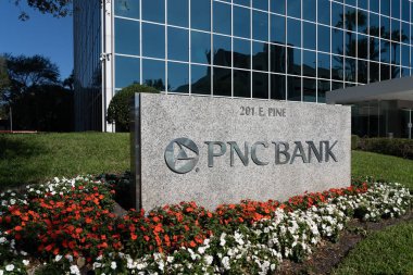 Orlando, Florida, ABD - 20 Ocak 2022: Orlando, Florida, ABD 'deki PNC Bank ofisi. PNC Finansal Hizmetler Grubu, ABD 'li bir banka holding şirketidir..