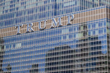 Chicago, IL -17 JUL 2020 - Trump Tower Chicago manzarası, Chicago 'nun kuzeyindeki River North bölgesinde karışık bir apartman dairesi ve otel gökdeleni.