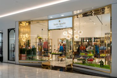 Houston, Teksas, ABD - 25 Şubat 2022: Kate Spade New York mağazası bir alışveriş merkezinde. Kate Spade New York bir Amerikan lüks moda evi.