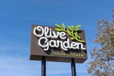 Orlando, FL, ABD - 3 Şubat 2022: Orlando, FL, ABD 'de bir Olive Garden restoran direği tabelası. Olive Garden, İtalyan-Amerikan mutfağında uzmanlaşmış bir Amerikan günlük restoran zinciri..