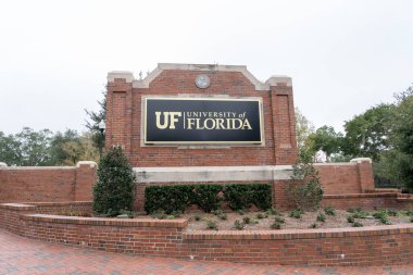 Orlando, Florida, ABD - 9 Şubat 2020: Orlando, Florida, ABD 'deki Nona Gölü Kampüsü' ndeki UF Akademik Merkezi İşareti. Central Florida Üniversitesi (UCF) bir devlet araştırma üniversitesidir..