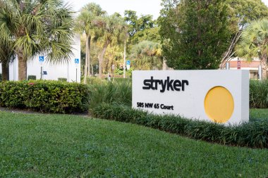 Fort Lauderdale, Fl, ABD - 2 Ocak 2022: Fort Lauderdale, Fl, ABD 'de Stryker işareti gösterilmiştir. Stryker Corporation, Amerika Birleşik Devletleri 'nin çok uluslu tıp teknolojileri şirketidir..
