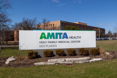 Des Plaines, Illinois, ABD - 27 Mart 2022: Des Plaines, Illinois, ABD 'deki AMITA Health Holy Family Medical Center. AMITA Sağlık bir dinler arası sağlık sistemidir..