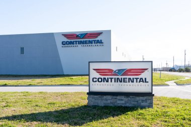 Mobile, Alabama, ABD - 11 Şubat 2022: Continental Aerospace Technologies 'in işareti Mobile, Alabama, ABD' deki genel merkezinde. Continental Aerospace bir uçak motoru üreticisi..