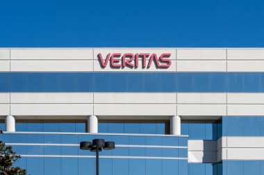 Mary Gölü, Fl, ABD - 17 Ocak 2022: Ofis binalarında Veritas tabelasını kapatın. Veritas Teknolojileri, LLC. bir Amerikan yazılım şirketi..