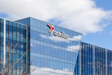Northbrook, Illinois, ABD - 27 Mart 2022: Northbrook, Illinois, ABD 'deki Astellas Karargahı. Astellas İlaç Şirketi, çok uluslu bir Japon ilaç şirketidir..