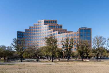 Addison, Teksas, ABD - 19 Mart 2022: Mary Kay şirket merkezi Addison, Teksas, ABD. Mary Kay Inc., çok katlı bir pazarlama şirketidir..