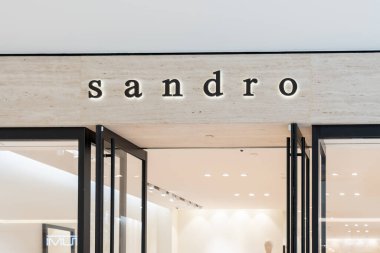 Houston, Teksas, ABD - 25 Şubat 2022: Sandro mağazası bir alışveriş merkezinde yakın çekim tabelası. Sandro, aksesuarlar, el çantaları ve ayakkabılar gibi çağdaş parçalar satan bir giyim mağazası..