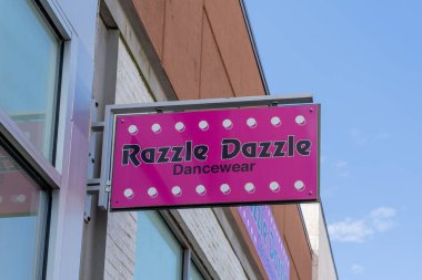 Pearland, Teksas, ABD - 19 Şubat 2022: The Razzle Dazzle Dancewear mağazasının girişindeki projeksiyon levhası. Razzle Dazzle Dazzle Dans Giyim en iyi dans giyim mağazasıdır..