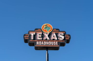 Texas Roadhouse yol tabelası mavi gökyüzü arka planına karşı