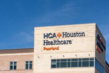 Pearland, Teksas, ABD - 14 Şubat 2022: Pearland, Teksas, ABD 'deki binanın HCA Houston Sağlık Hizmetleri tabelası. HCA Houston Sağlık Hizmetleri bir sağlık hizmeti sağlayıcısıdır.