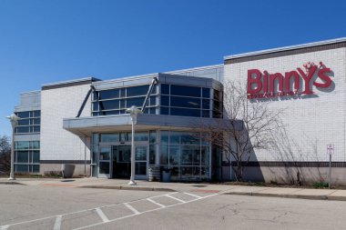 Oak Brook, Illinois, ABD - 27 Mart 2022: Oak Brook, Illinois, ABD 'deki Binny' nin Meşrubat Deposu. Binny 's Beverage Depot, Illinois' de bir aile içki dükkanı zinciri..